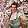 salzburg-guide-girl-in-magnolien