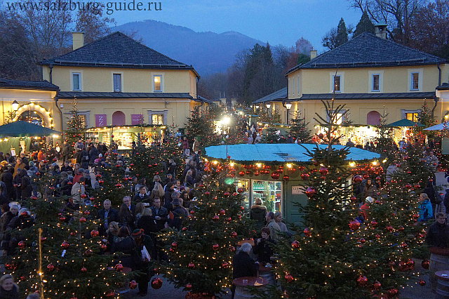 Рождественский рынок во дворце Хельбрунн, Зальцбург.