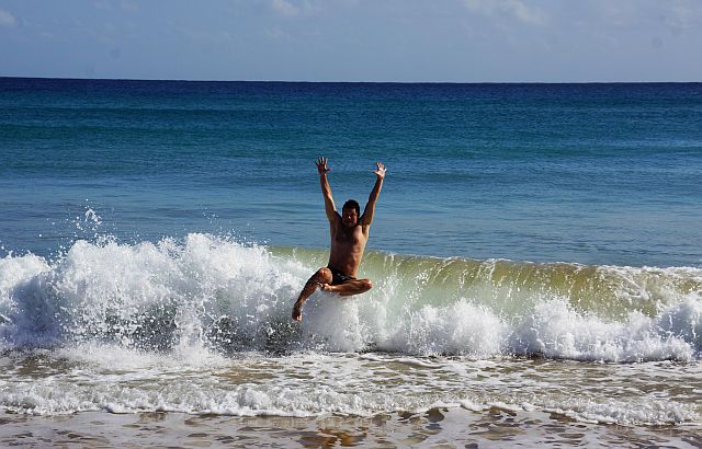 Порто Санто славится своими песочными пляжами. На Мадейре скалистый берег, поэтому купаться лучше приезжать в Порто Санто.