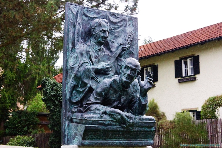 Памятник Йозефу Мору и Францу Грубер  